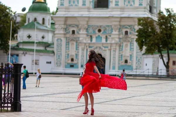 Kırmızılı Kadın