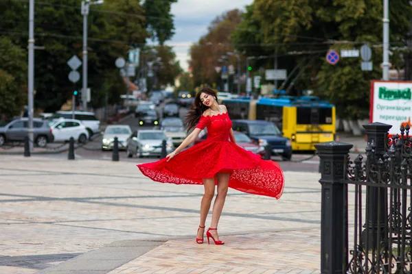 Kırmızılı Kadın