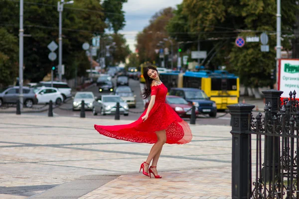 Kırmızılı Kadın