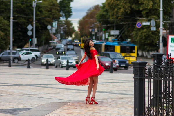 Kırmızılı Kadın