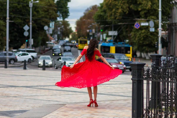 Kırmızılı Kadın