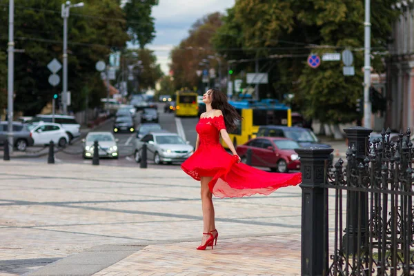 Kırmızılı Kadın