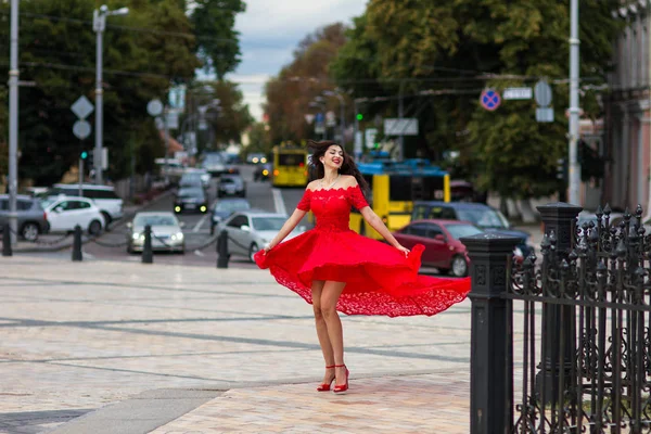 Kırmızılı Kadın