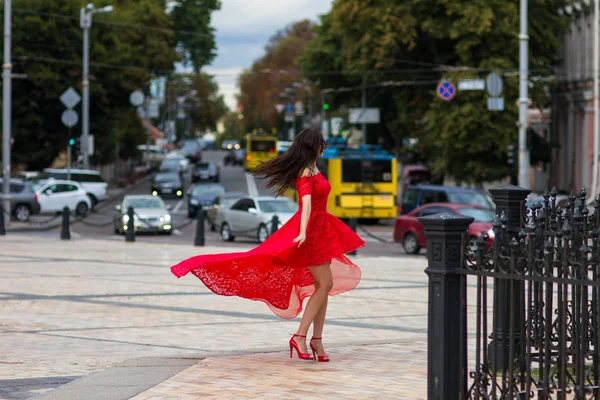 Dama de rojo —  Fotos de Stock