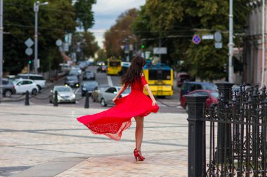 Kırmızılı Kadın