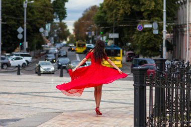 Kırmızılı Kadın