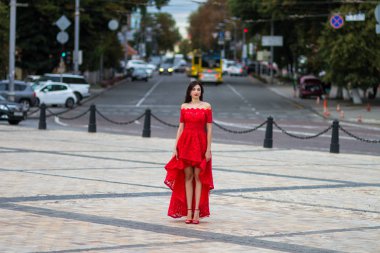 Kırmızılı Kadın