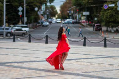 Kırmızılı Kadın