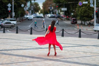 Kırmızılı Kadın