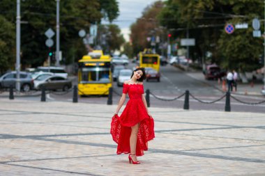 Kırmızılı Kadın