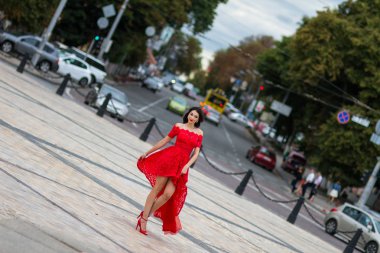 Kırmızılı Kadın