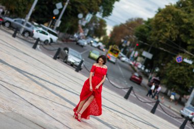 Kırmızılı Kadın