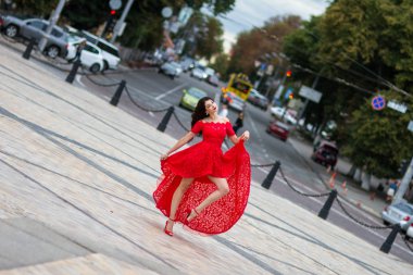 Kırmızılı Kadın