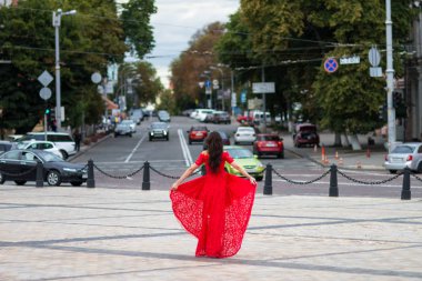 Kırmızılı Kadın