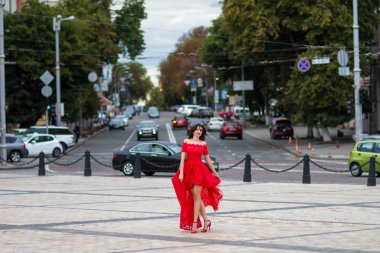 Kırmızılı Kadın