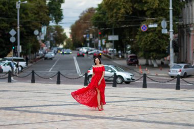 Kırmızılı Kadın