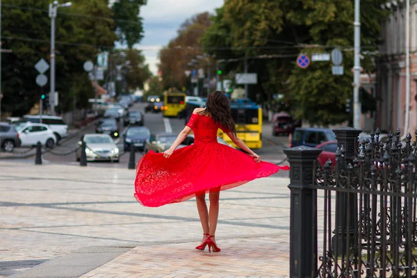 Dama de rojo —  Fotos de Stock