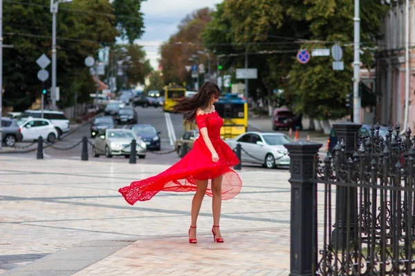 Vörös ruhás hölgy. — Stock Fotó