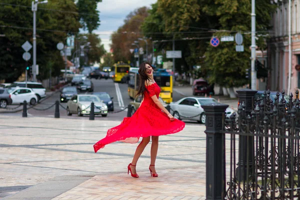 Dama de rojo —  Fotos de Stock