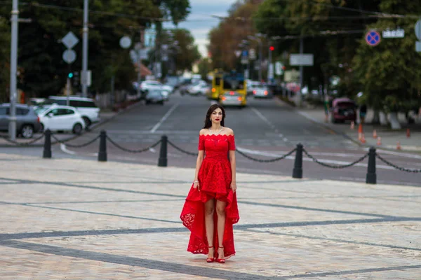 Kırmızılı Kadın