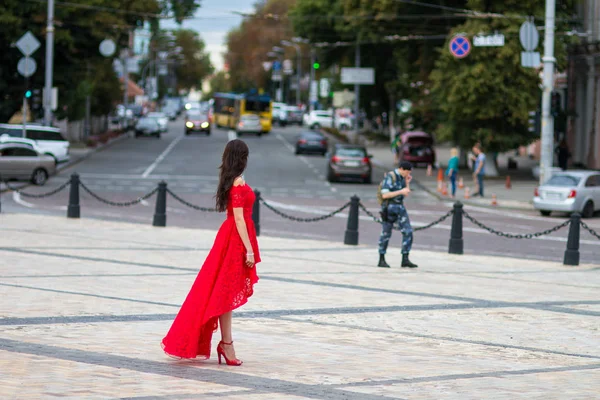 Dama de rojo —  Fotos de Stock