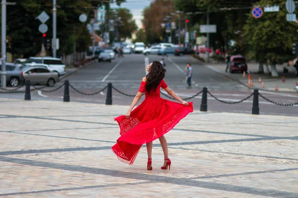 Kırmızılı Kadın