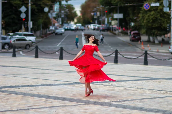 Dama de rojo —  Fotos de Stock