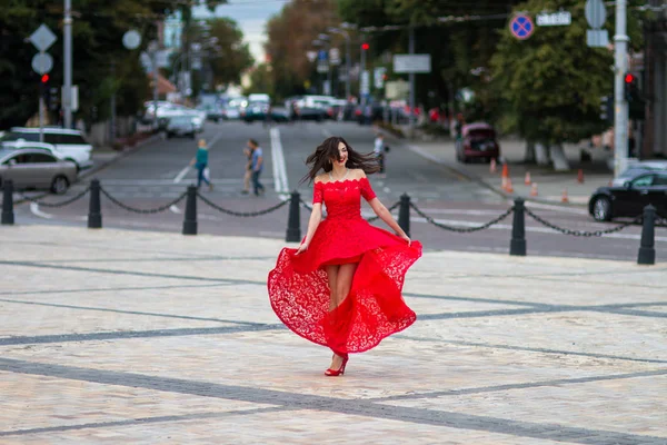 Kırmızılı Kadın