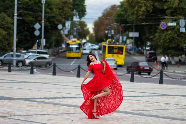 Kırmızılı Kadın