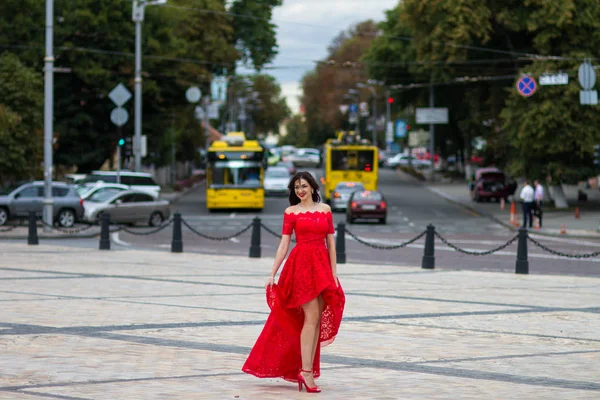 Kırmızılı Kadın