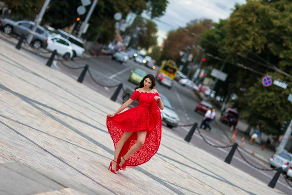 Kırmızılı Kadın