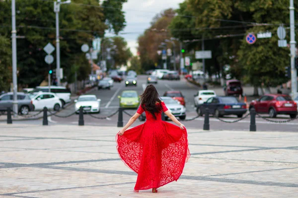 Kırmızılı Kadın