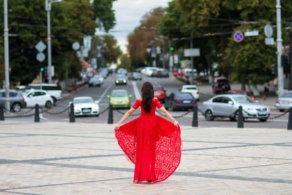 Kırmızılı Kadın