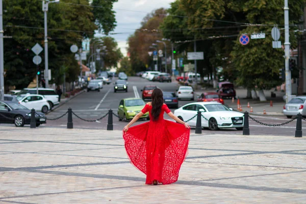 Kırmızılı Kadın