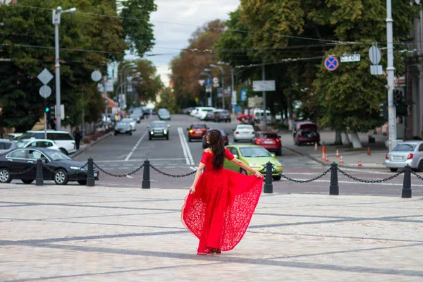 Kırmızılı Kadın