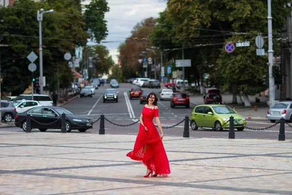 Lady i rött — Stockfoto