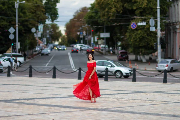 Kırmızılı Kadın