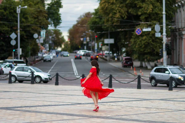 Kırmızılı Kadın