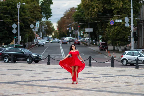 Kırmızılı Kadın