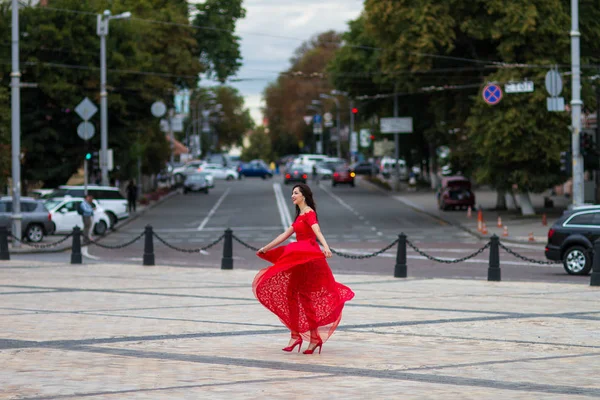 Kırmızılı Kadın