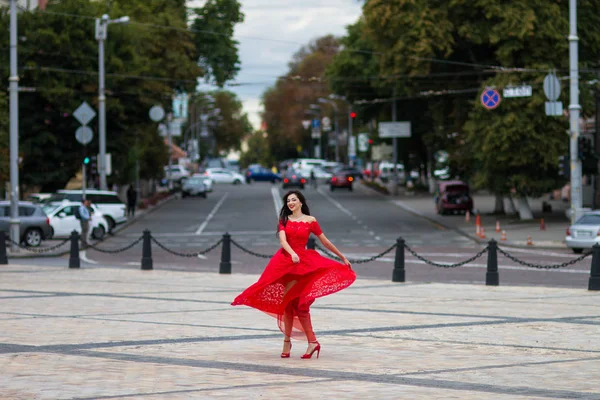 Kırmızılı Kadın