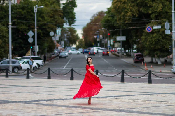 Kırmızılı Kadın