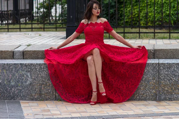 Kırmızılı Kadın