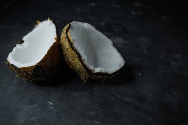 seçici odak, koyu arkaplanda doğal hindistan cevizi