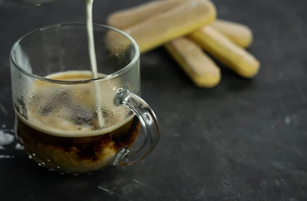 Selectieve focus, mok warme koffie met room en koekjes — Stockfoto