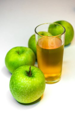 seçici odak, yeşil elma ve bir bardak elma suyu.