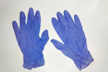 Bir çift ince kadın silikon tıbbi eldiven.