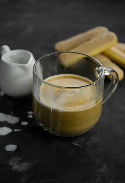 Enfoque selectivo, taza de café caliente con crema y galletas — Foto de Stock