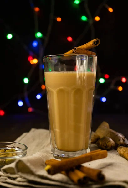 Selektywne skupienie, indyjska herbata masala na tle lampek świątecznych — Zdjęcie stockowe