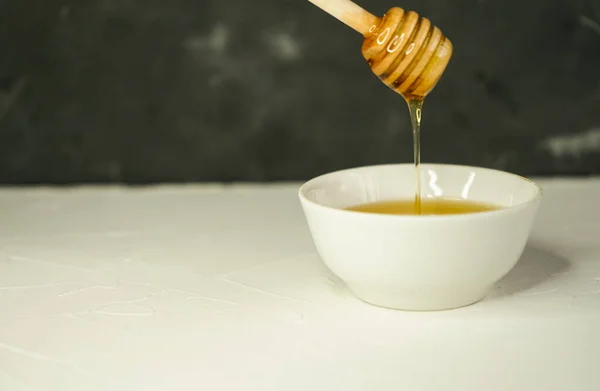Selective focus, small Cup with natural honey and spoon — Stock Photo, Image